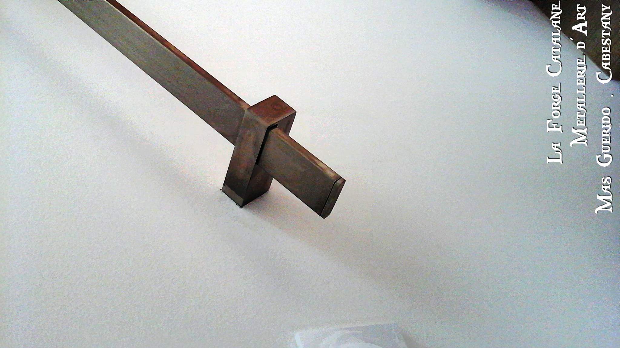 main courante moderne fer et cavalier decoupe laser fer forge catalane (2).jpg